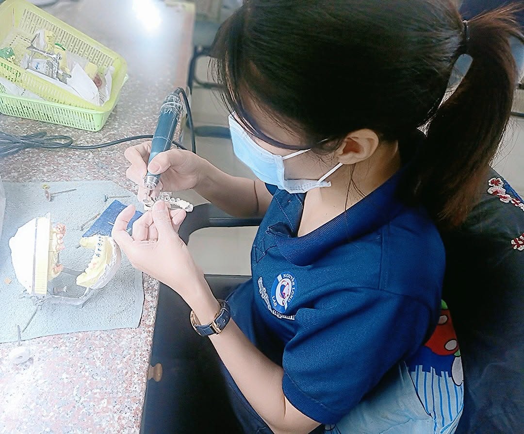 Kỹ thuật viên Nguyễn Long Lab đang chế tác răng sứ
